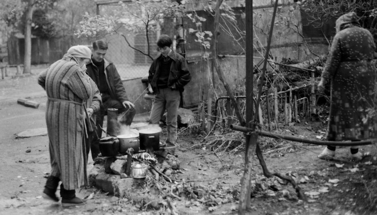 Соседи вместе готовят обед на улице. Тбилиси, 1994 г. Фото: Гурам Цибахашвили

