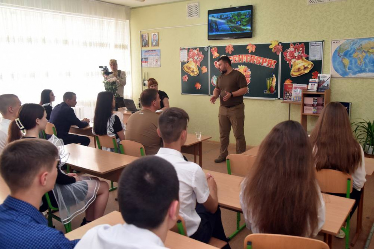 Глава «ДНР» Денис Пушилин в одной из школ 1 сентября. Фото: Денис Пушилин / Telegram