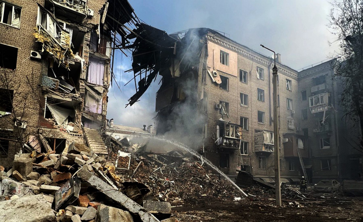 Наслідки удару російських військ по житловому будинку у Запоріжжі 10 жовтня. Фото: Національна поліція України