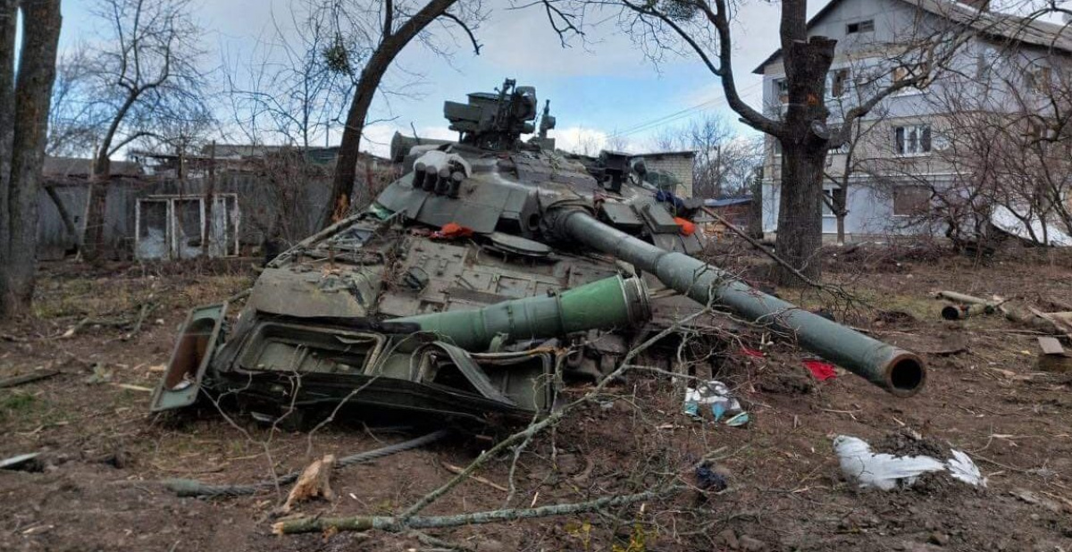 Подбитый танк российской армии модели Т-80УЭ-1 в Тростянце. Март 2022 года. Фото: WanderingIntel / Twitter
