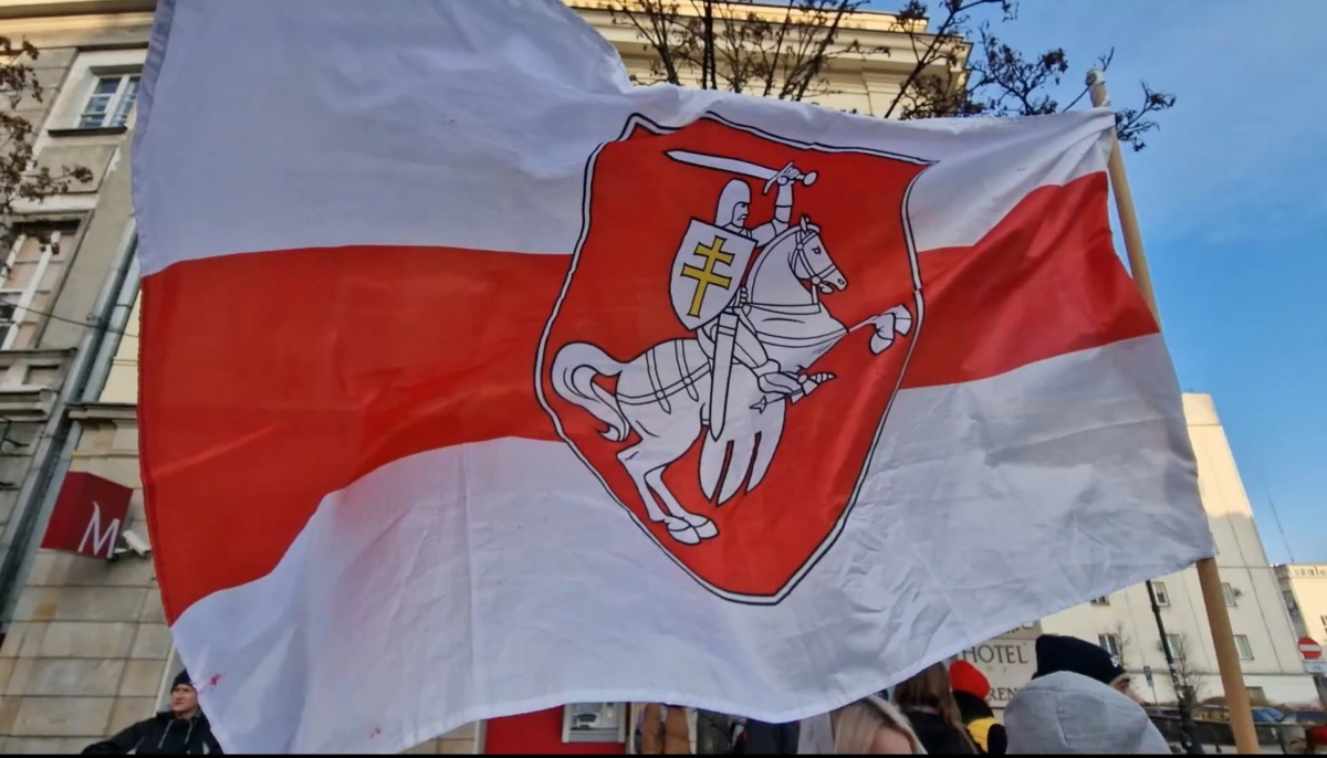 Исторический национальный флаг Беларуси на одной из акций. Фото: «Лица Свободы»
