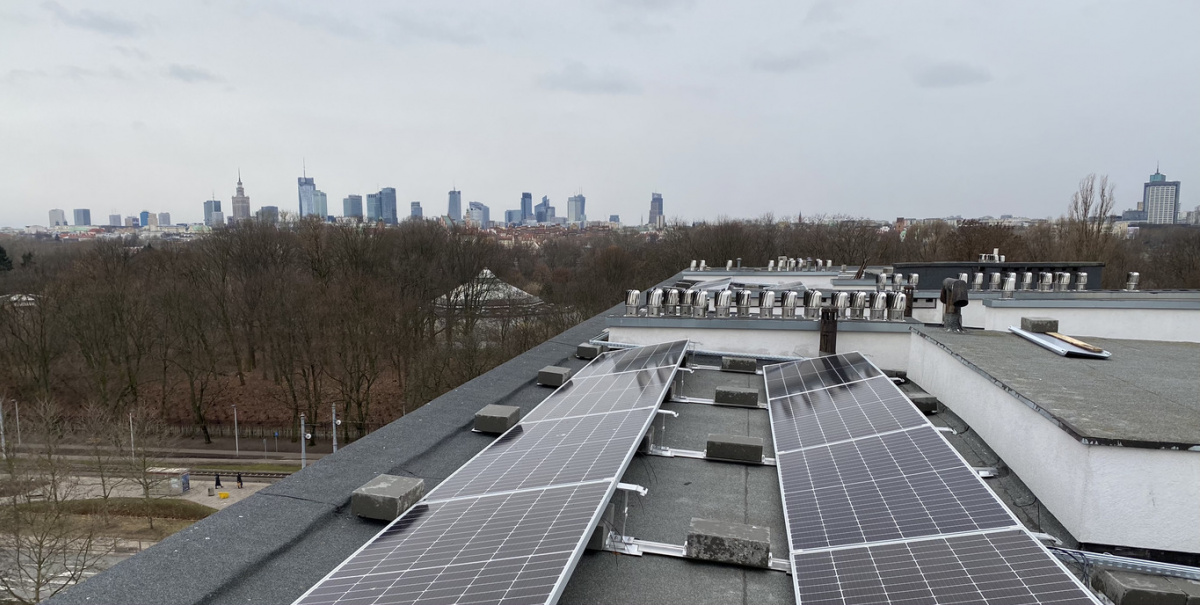 Сонячні панелі на даху у Варшаві. Фото: Media Lifeline Ukraine