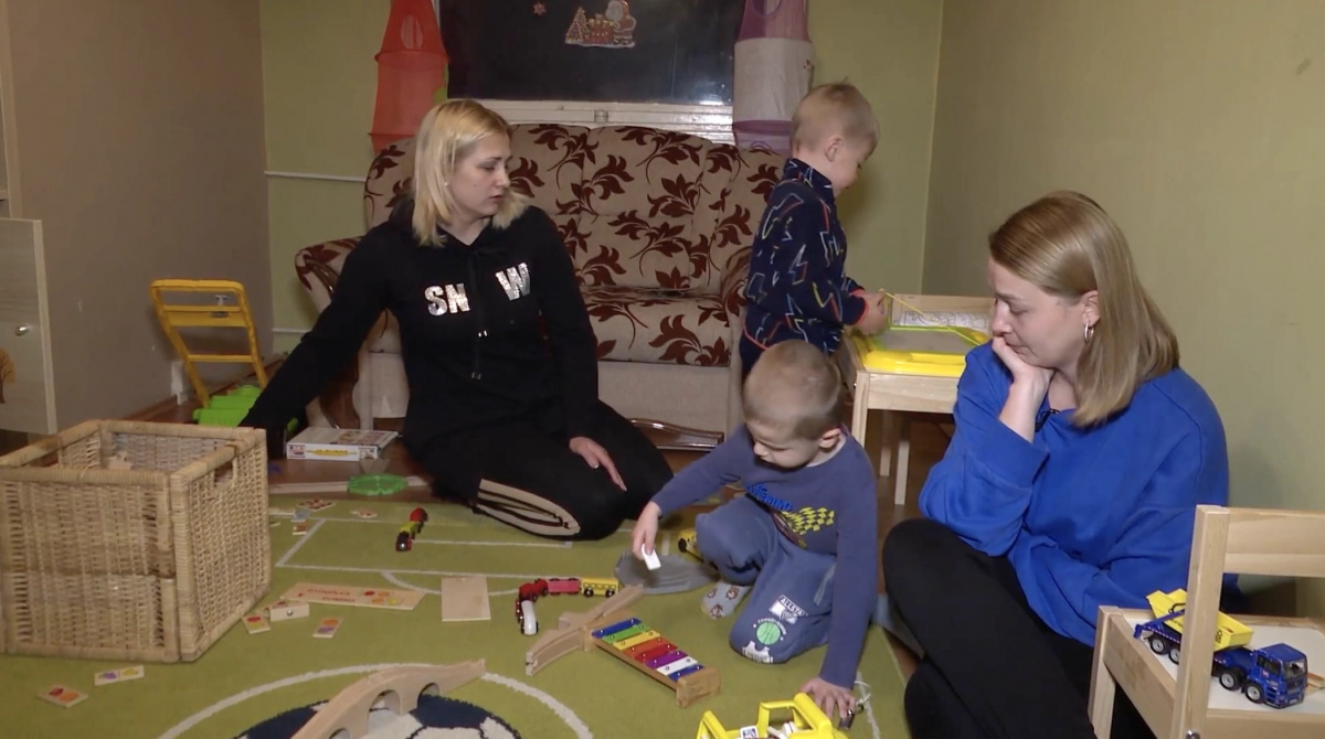 Молодые мамы из Украины Яна и Юля с детьми после российского вторжения живут в Венгрии. Фото: «Лица Свободы»