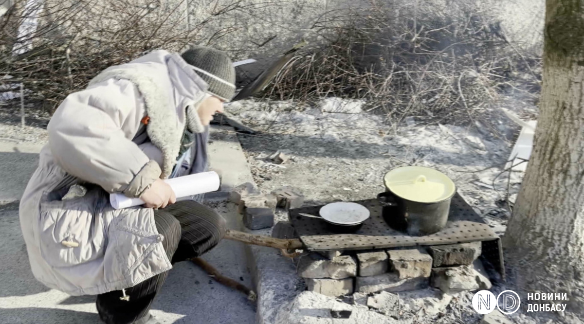 Жительница Бахмута Людмила Викторовна готовит еду на улице. Фото: Новости Донбасса