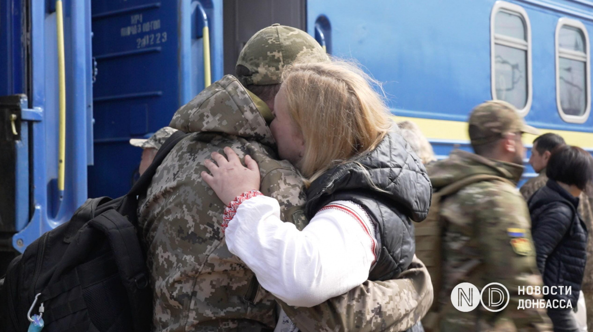 Встреча военного с близким человеком. Иллюстративное фото / Новости Донбасса