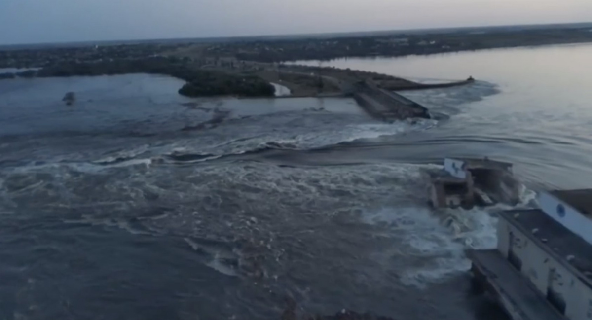 Разрушение дамбы Каховской ГЭС. Кадр из видео