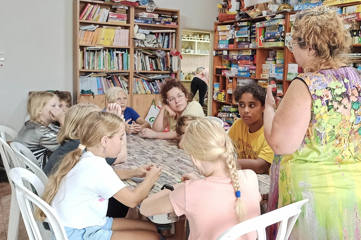 В доме израильского волонтера Лены Дубровнер собираются дети. Сегодня они изучают, как правильно себя вести во время обстрелов — многие из ребят уже подкованы в этом вопросе. Фото Марина-Майя Говзман/SpektrPress