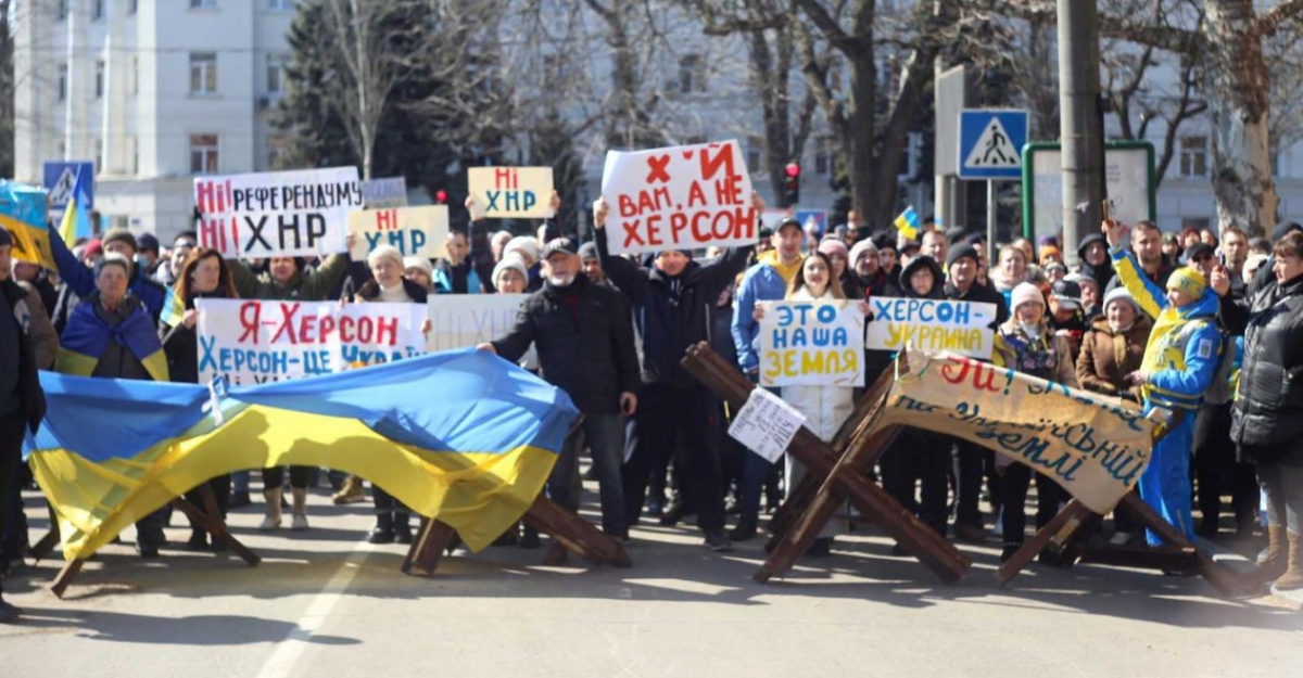 Проукраинский митинг в оккупированном Херсоне, март 2022 года. Фото: «Вгору»