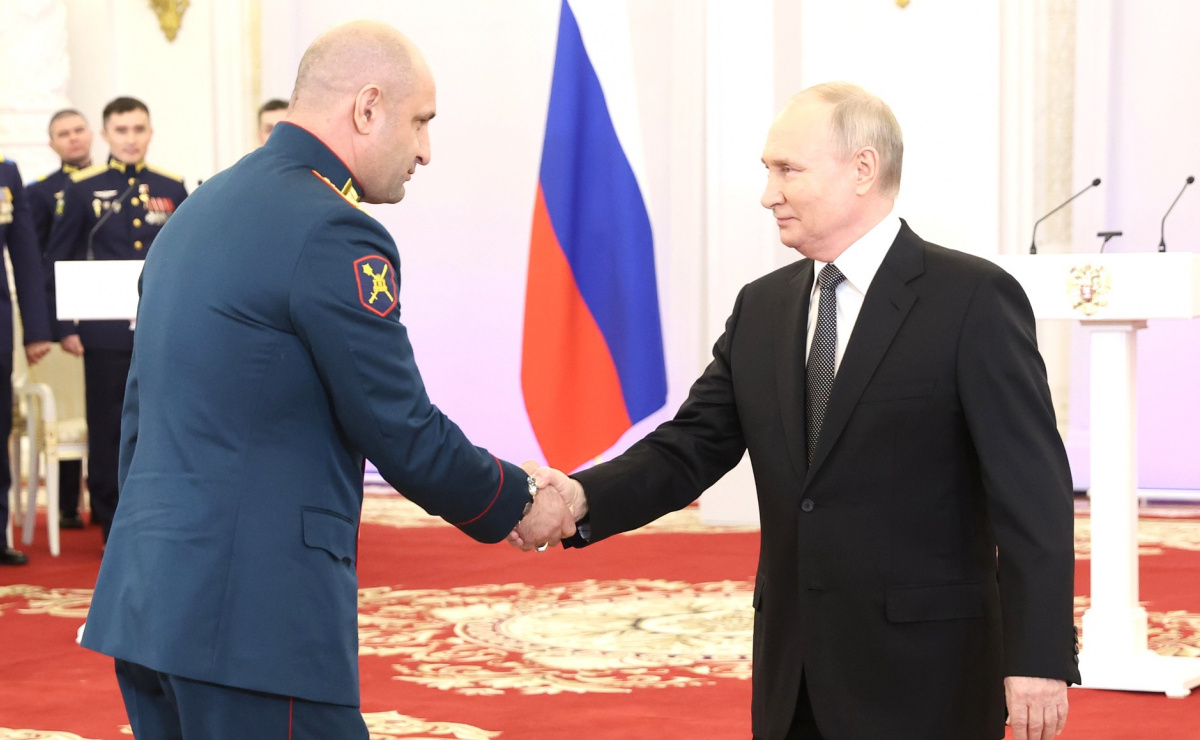 Владимир Путин с Артемом Жогой. Фото: ТАСС / kremlin