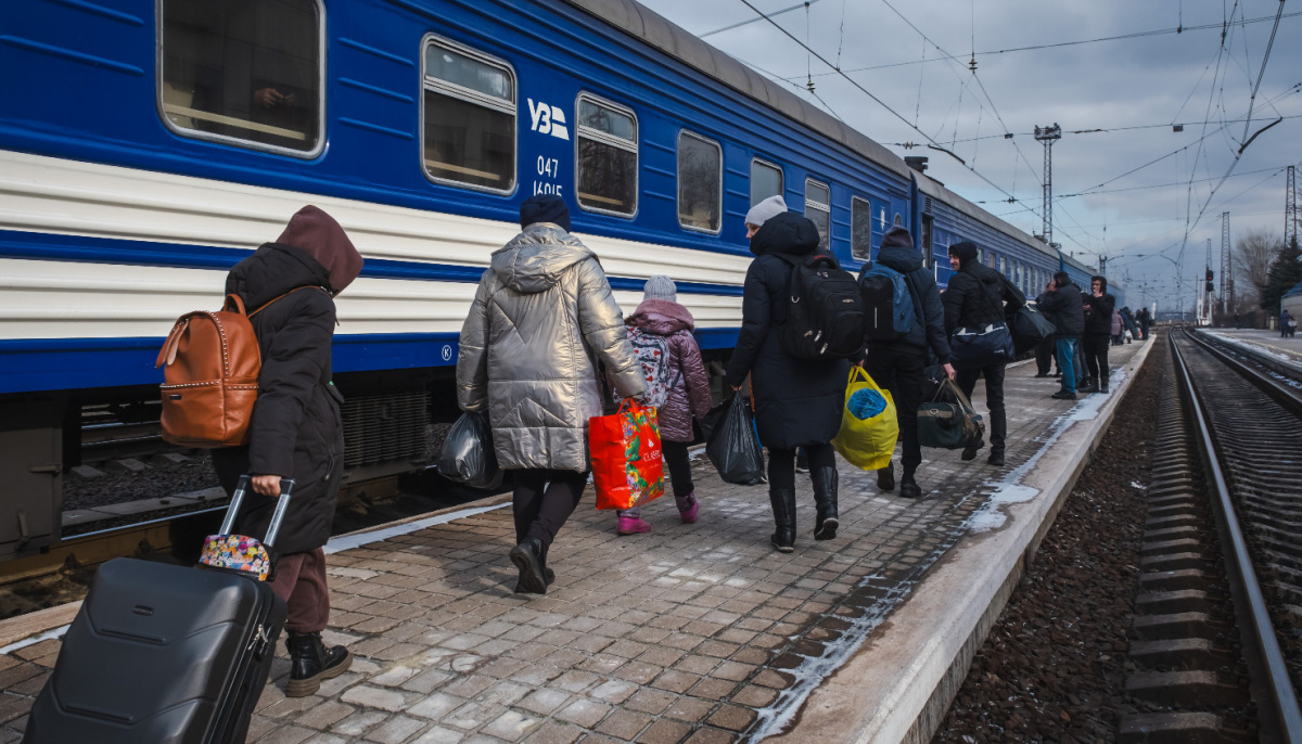 В Украине меняется порядок начисления выплат переселенцам с 1 марта. Фото: ГСЧС