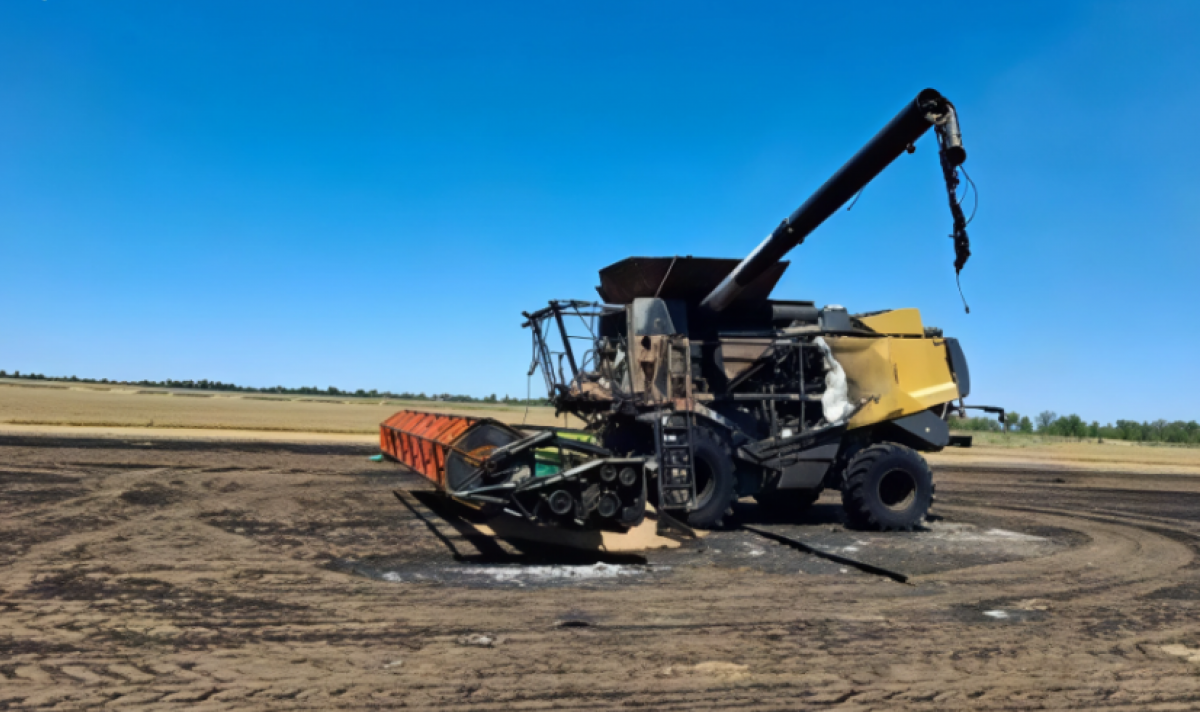 Иллюстрация сгоревшего комбайна. Фото — Запорожская областная военная администрация