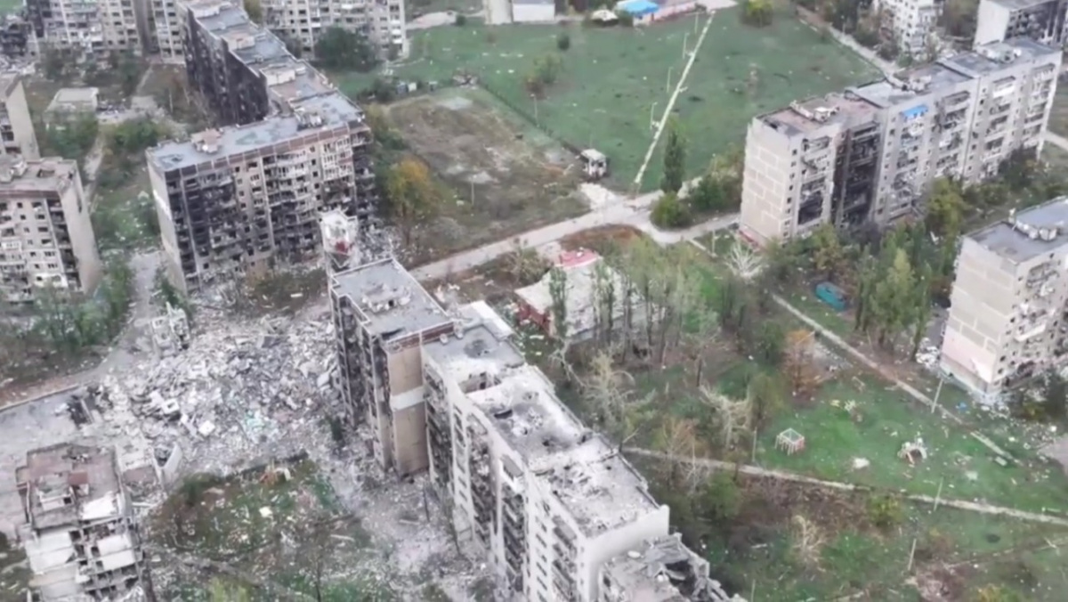 Разрушенный Покровск с высоты. Скрин из видео пропагандистов РФ.