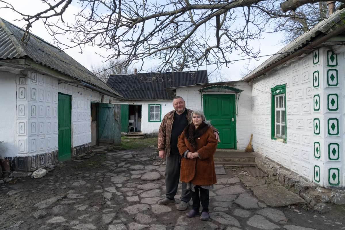 Евгений и Лина, переселенцы из Краматорска, на своем-чужом дворе
Максим Горайчук / hromadske