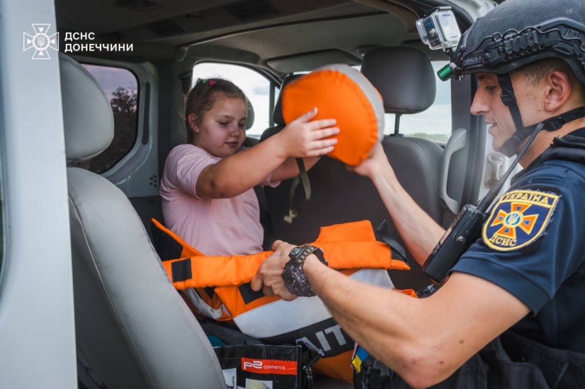 Возвращаются под обстрелы: как семьи с детьми избегают эвакуации на Донетчине и что делает государство