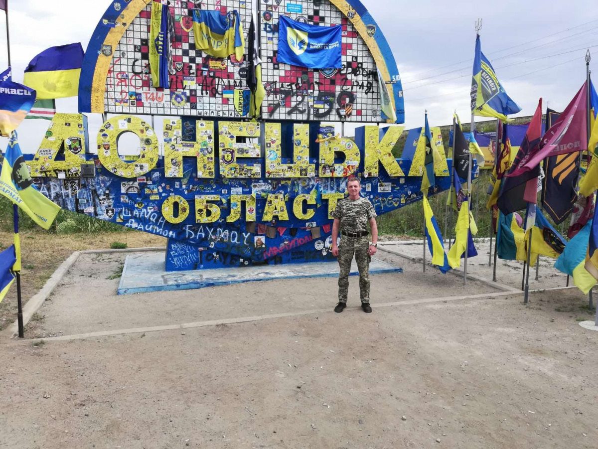 Андрей Шевченко возле стеллы Донецкая область. Фото из личного архива