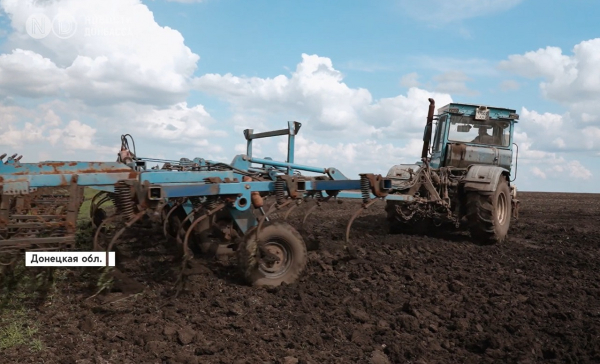 Сельскохозяйственная техника в полях Донецкой области. Фото: 