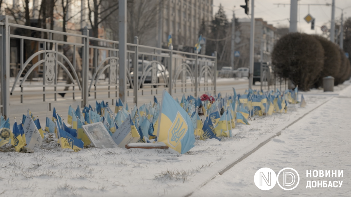 Створений волонтерами меморіал із прапорами України на згадку про загиблих військових. Фото: Дмитро Глушко/ Новини Донбасу