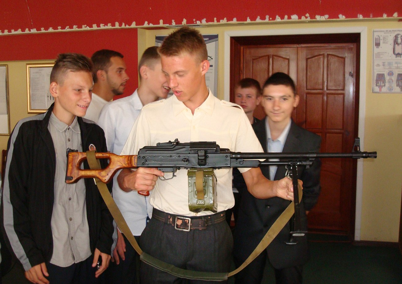 "Комендатура "ДНР" їздить по школах та дарує зброю дітям (ФОТО) - фото 5