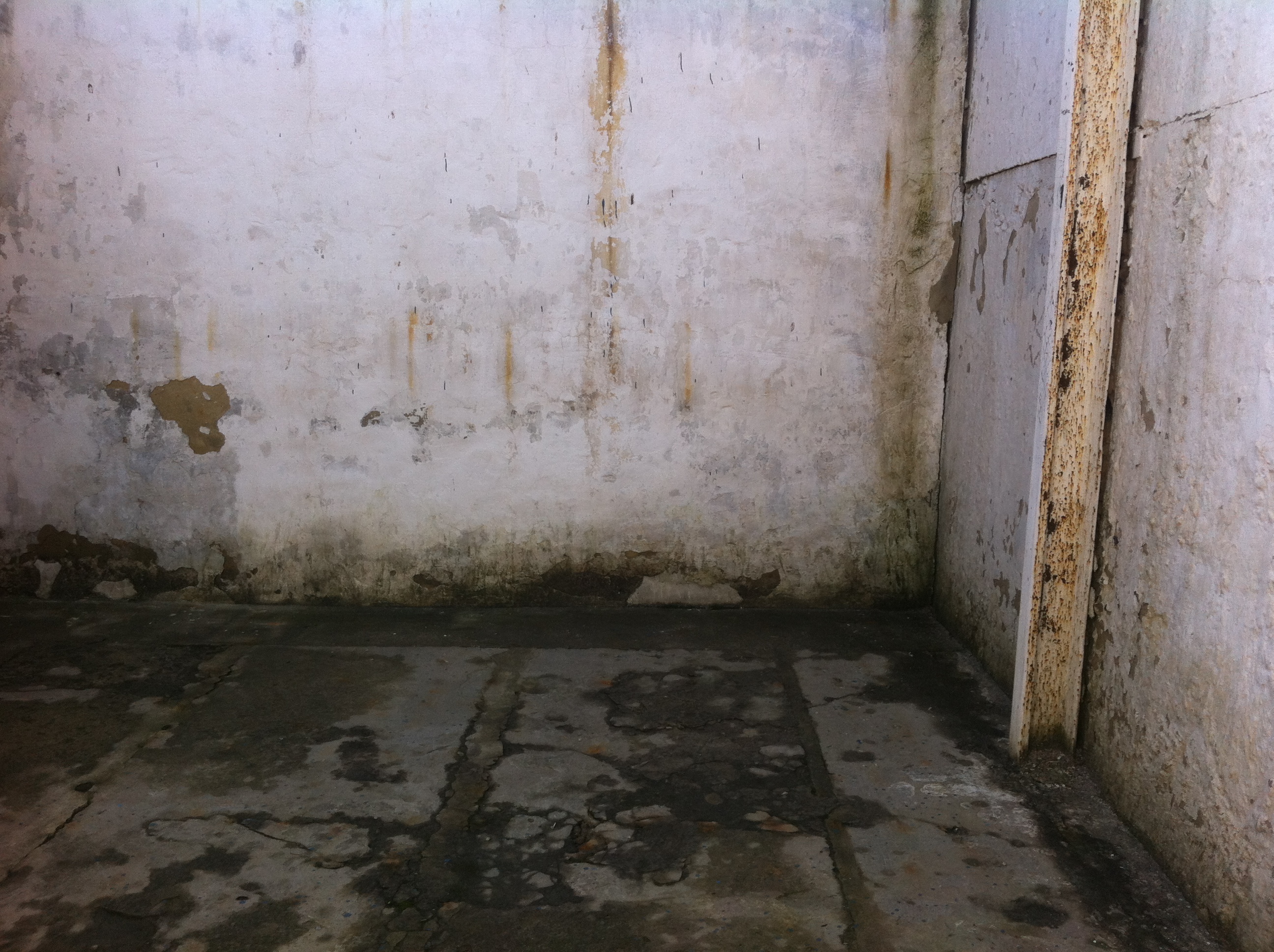 Тіснота, бруд та джерело інфекції: Прокуратура перевірила ізолятор у Волновасі (ФОТО) - фото 3