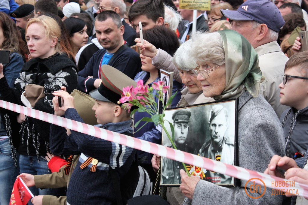 Как Донецк отпраздновал 9 мая: триколоры, украинские песни и пьяные боевики