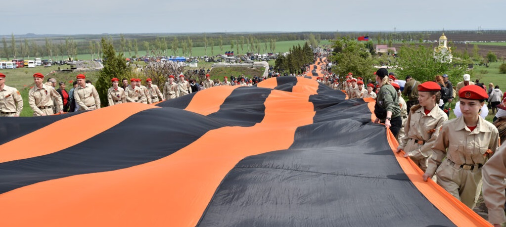 На Саур-Могиле «ДНР» массово отмечает День победы