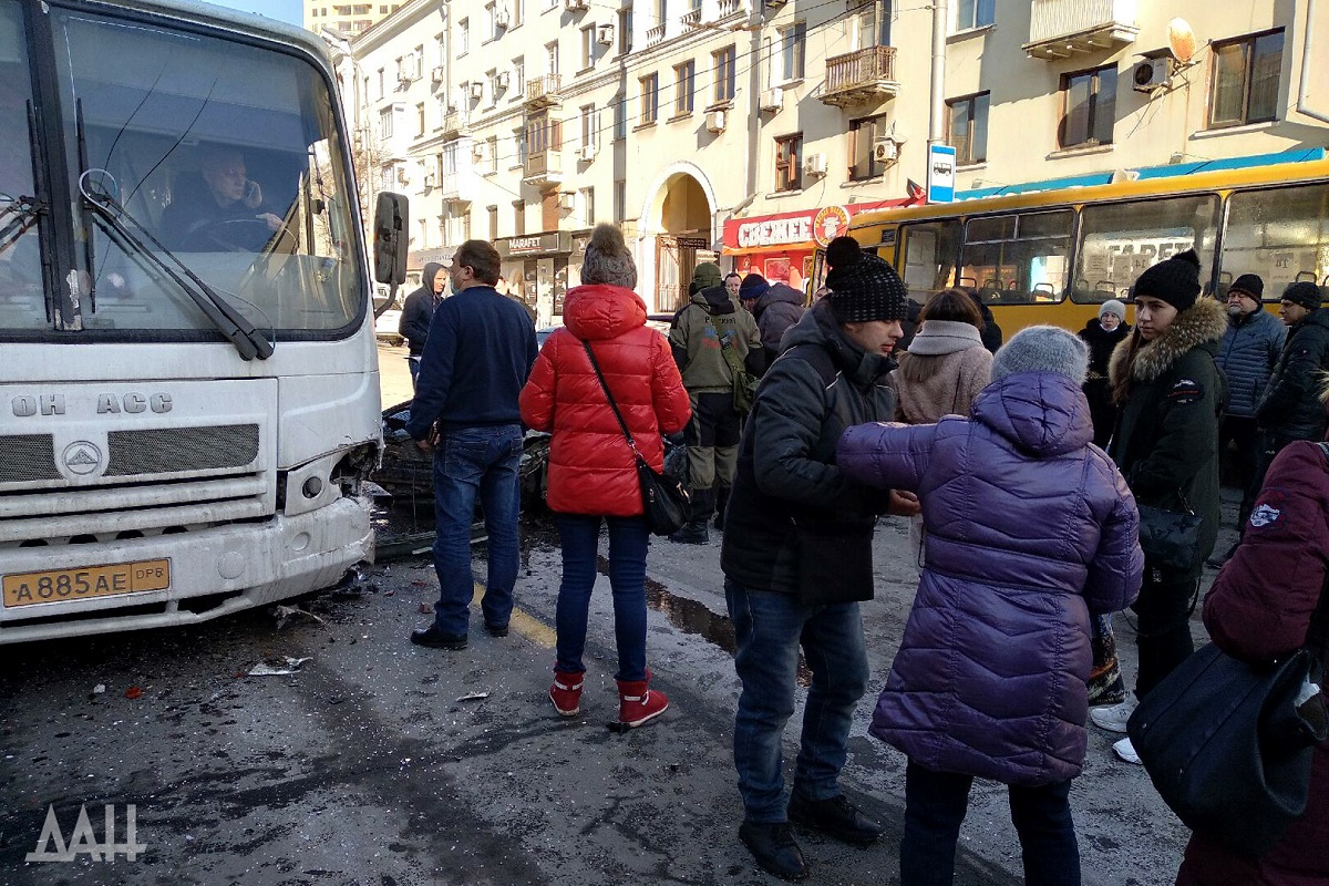 ДТП в Донецке: автобус столкнулся с легковым автомобилем, есть пострадавшие  - 20 января 2022 :: Новости Донбасса