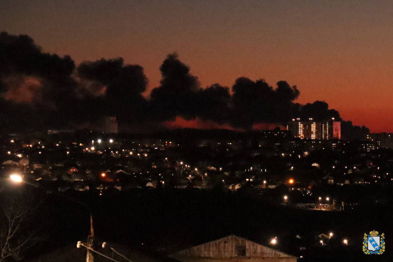 В районе Курского аэродрома вспыхнул нефтенакопитель. Фото: Соцсети