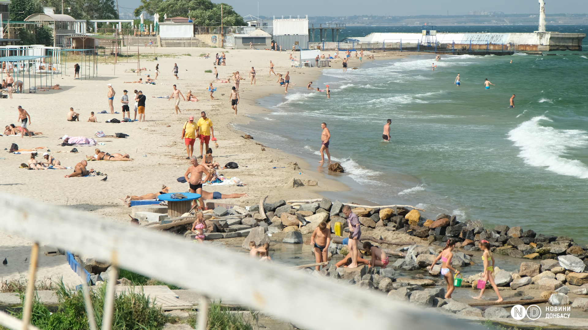 Одесити на пляжі. Фото: «Новини Донбасу»