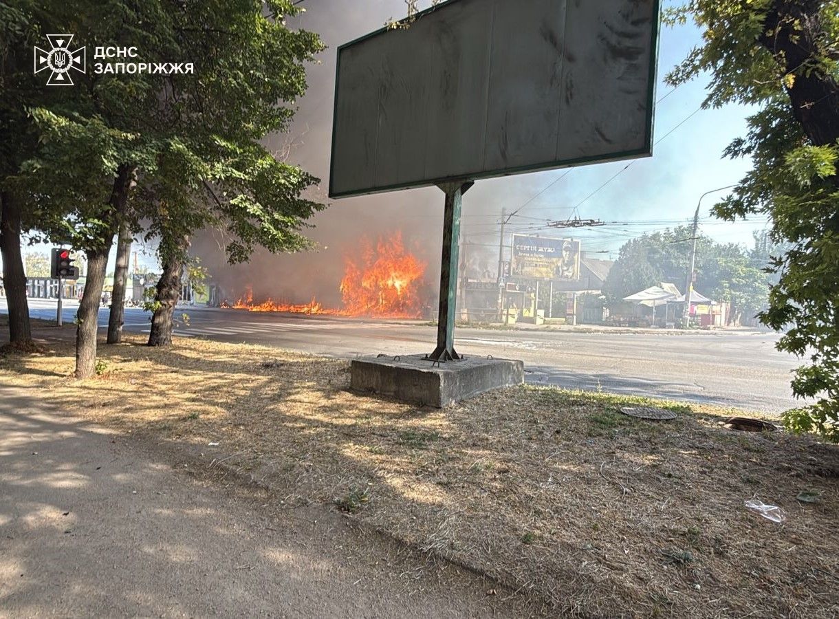 ДСНС ліквідують наслідки ракетних ударів по Запоріжжю. Джерело: t.me/gu_dsns_zp