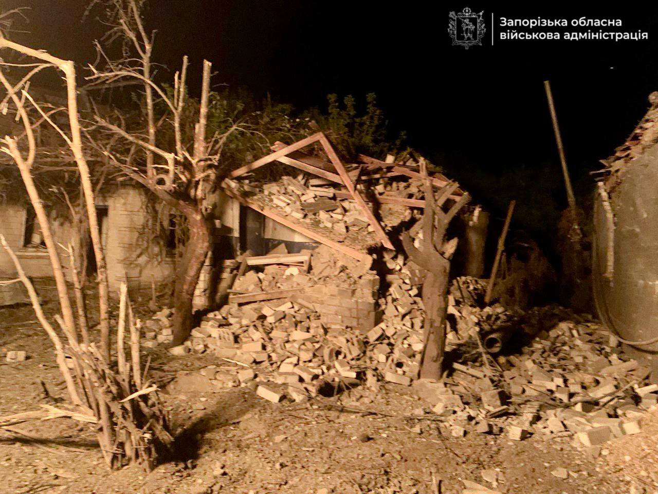 Наслідки обстрілу передмістя Запоріжжя. Фото: Запорізька ОВА