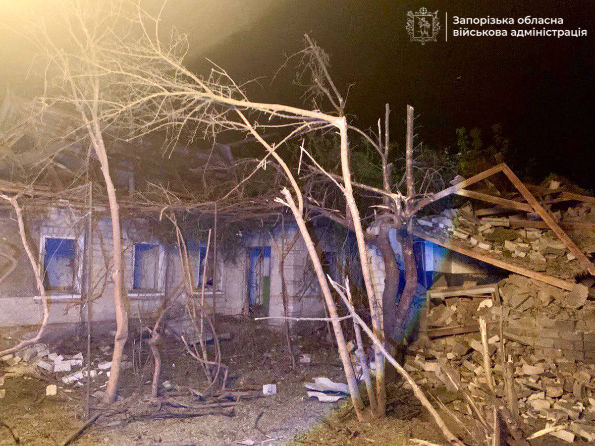 Наслідки обстрілу передмістя Запоріжжя. Фото: Запорізька ОВА