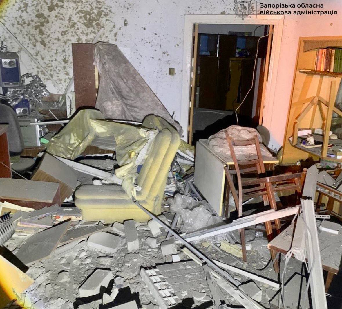 Наслідки обстрілу передмістя Запоріжжя. Фото: Запорізька ОВА