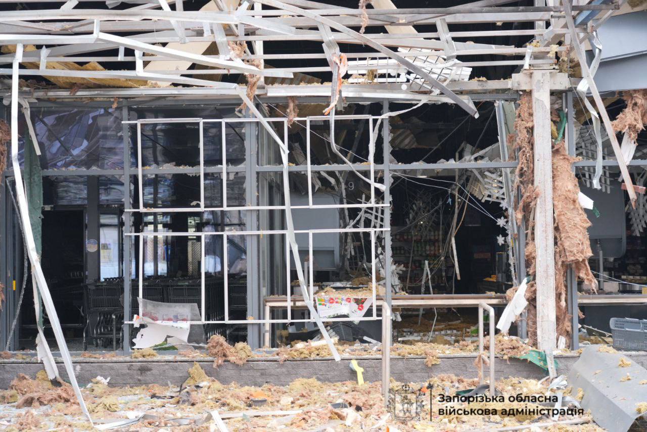 Наслідки авіаудару Запоріжжя. Фото: Запорізька ОВА