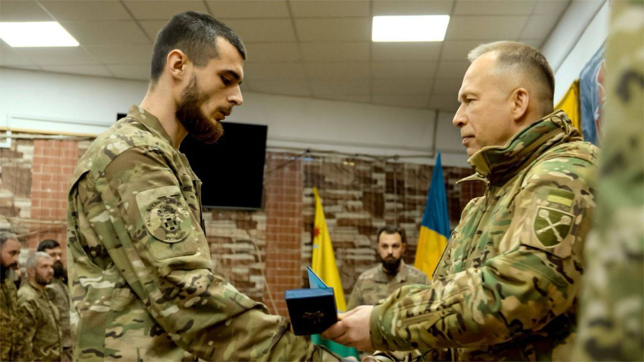 Сирський зустрівся з керівництвом «Азова» та 7-го корпусу ДШВ. Фото: 7 корпус ДШВ