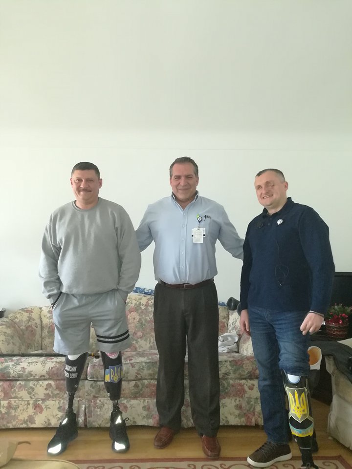 Американский протезист Джан и его клиенты – украинские бойцы Дмитрий Котов (слева) и Александр Дармороз