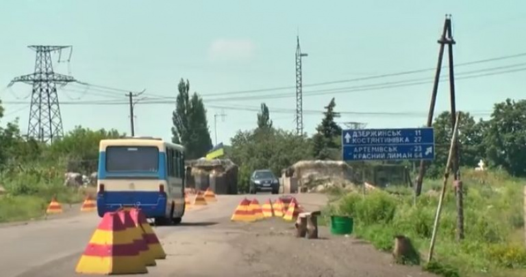 Двенадцать часов под открытым небом, - жители Донбасса о пересечении КПВВ 