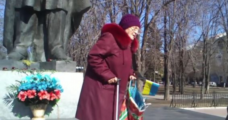 Анна Ивановна читает в Луганске стих Т.Г Шевченко в честь его дня рождения