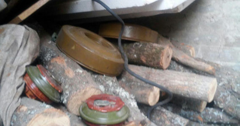  Под Мариуполем нашли заминированный схрон с боеприпасами