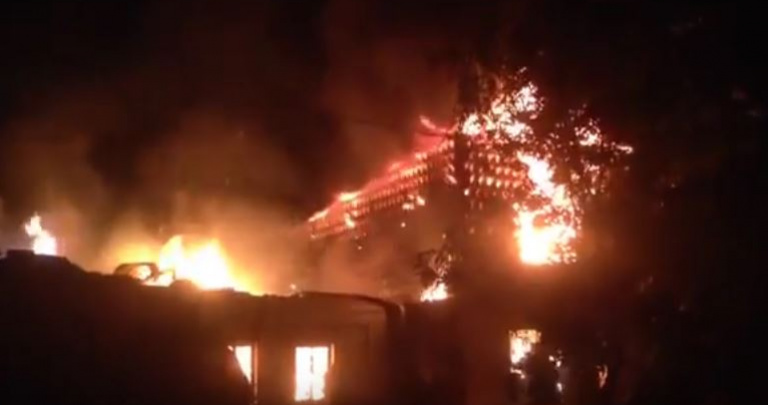 В Ясиноватой из-за обстрела сгорел дом 