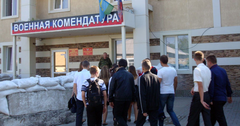 Боевики «ДНР» подарили горловским школьникам винтовку