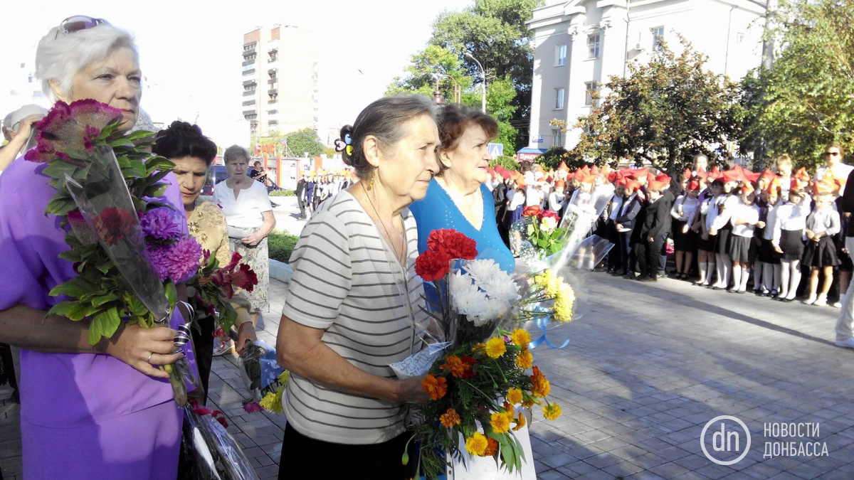 Донецк отмечает День освобождения Донбасса от фашистов: «пионеры», ветераны и флаги «ДНР»