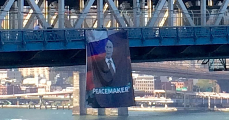 На Манхеттенском мосту в Нью-Йорке вывесили огромный плакат с Путиным
