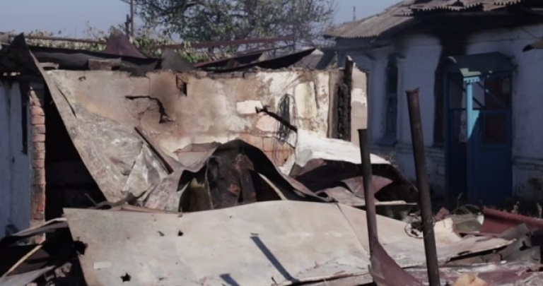 В результате обстрела поселка у КПВВ «Гнутово» почти уничтожены два дома