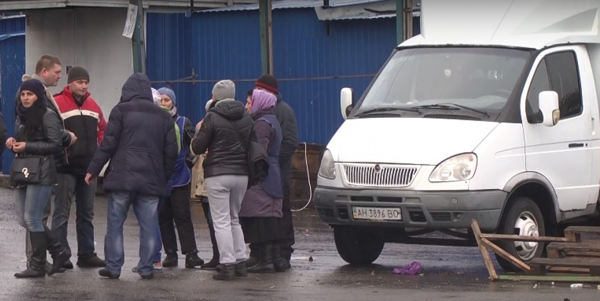 В Донецке избавляются от стихийных рынков