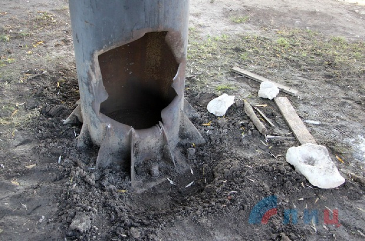 В Луганске попытались повалить стелу с красной звездой