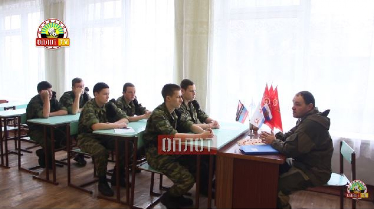 Для военной подготовки школьников в Новоазовске используют списанное оружие боевиков