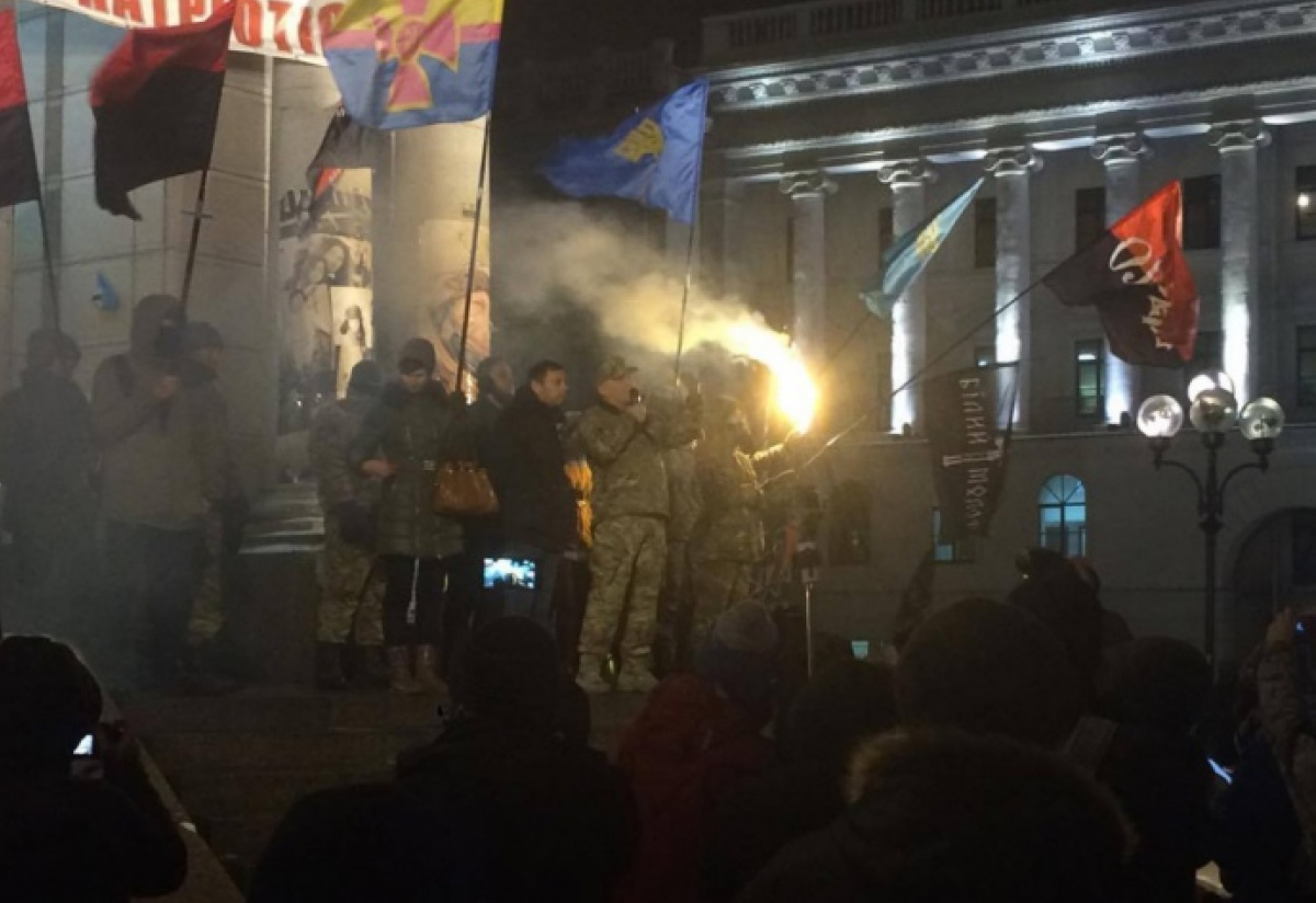 Националисты направились к АП с требованиями отстранить Кучму и Медведчука от Минского процесса