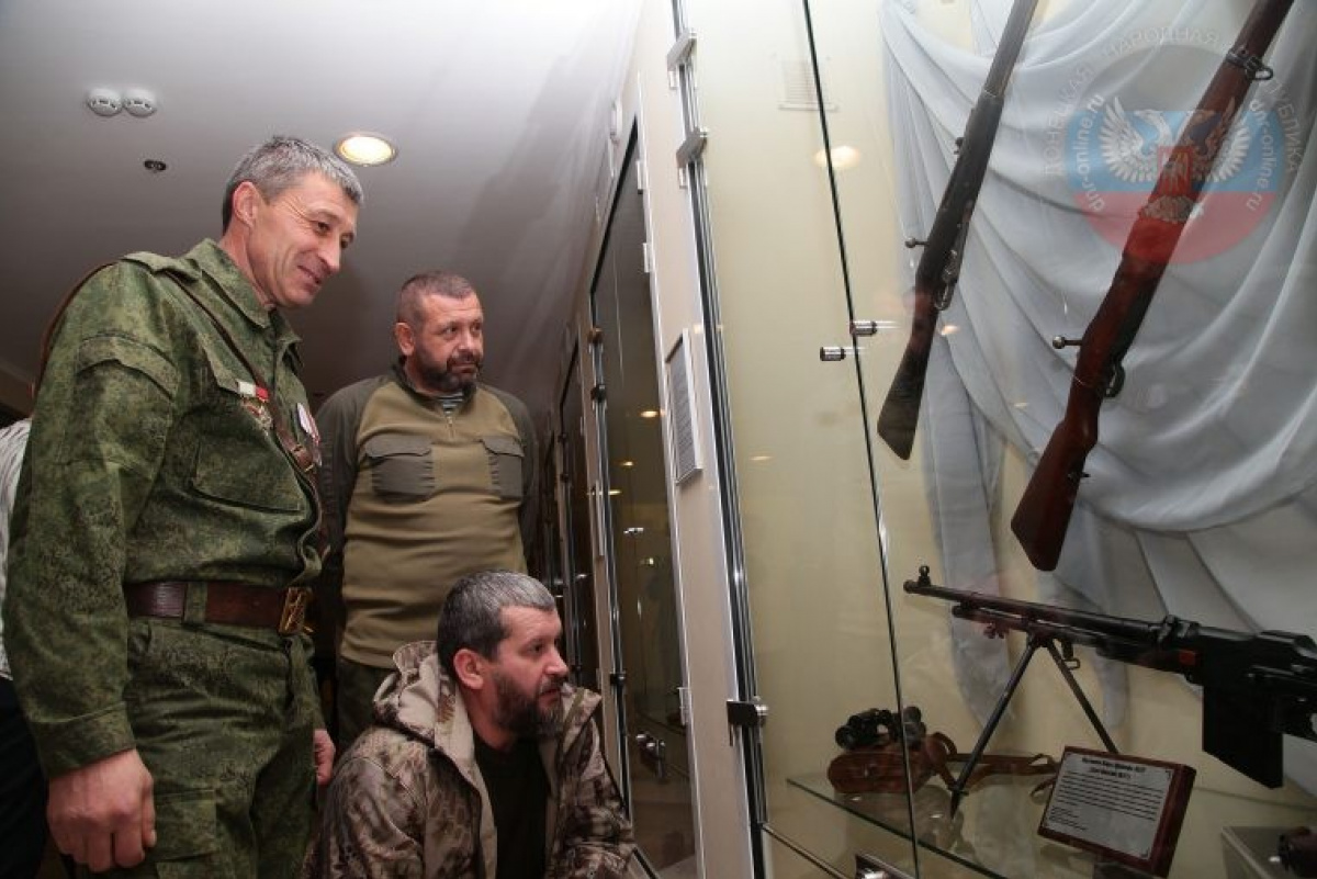 В Донецке устроили выставку оружия под знаком «русской доблести»