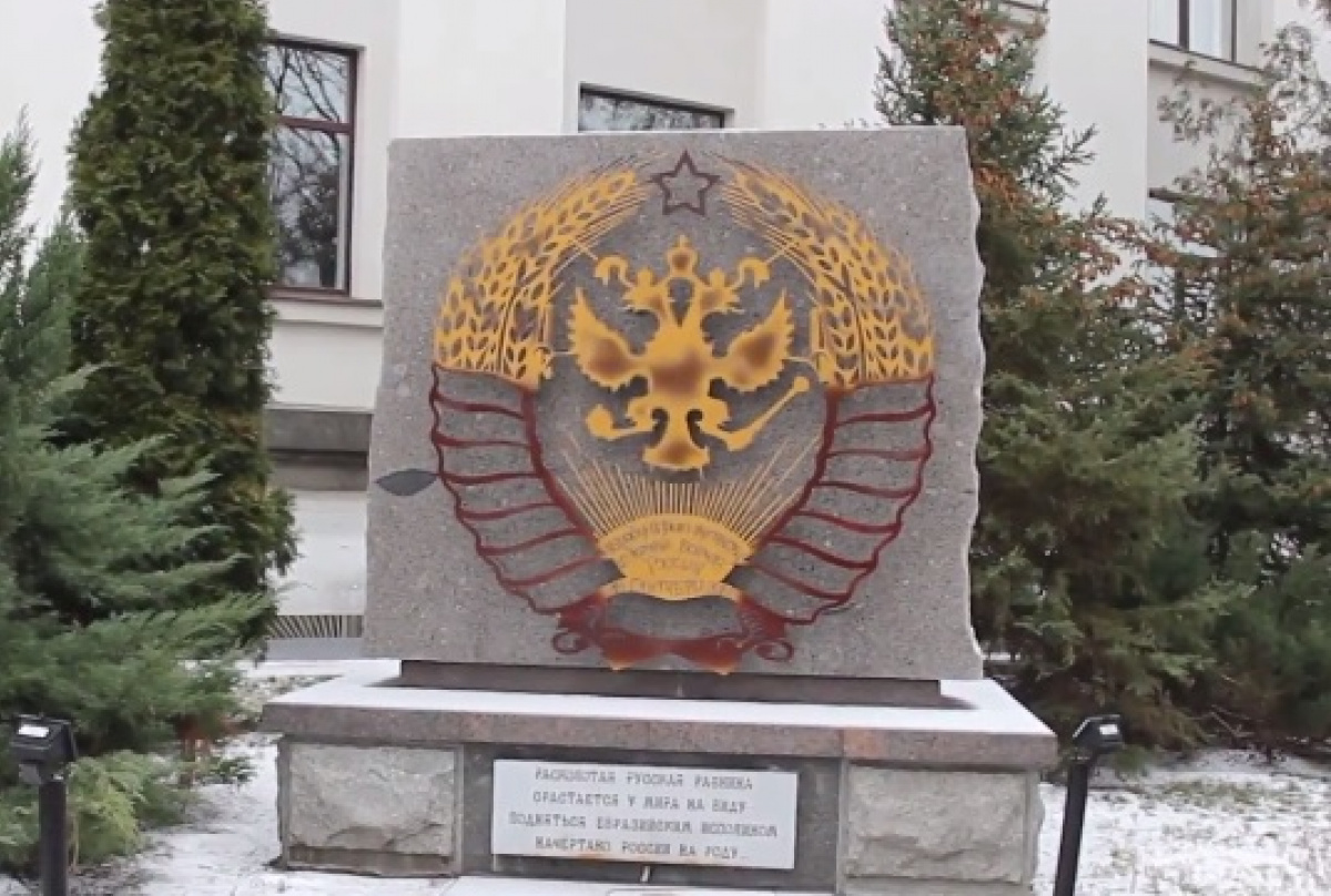 «Ночные волки» хвалятся, что герб, предложенный Путину для России, уже установлен в Луганске