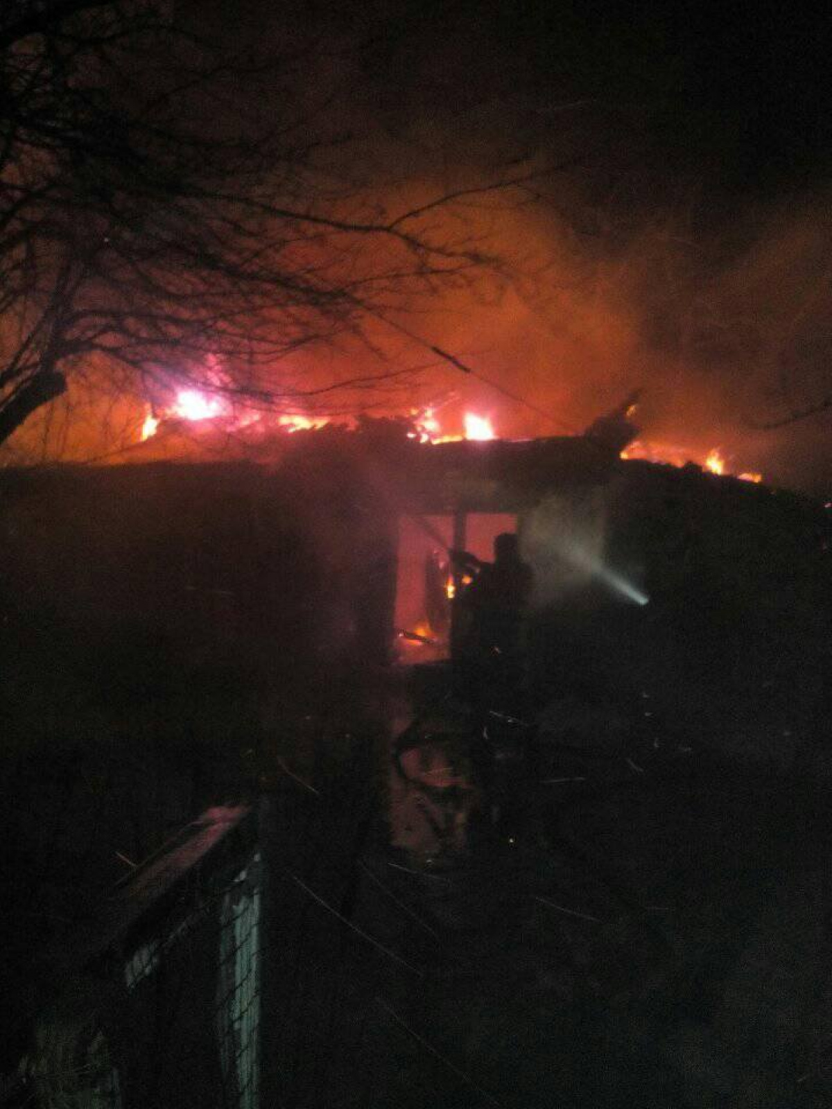 В Красногоровке после обстрела загорелся дом